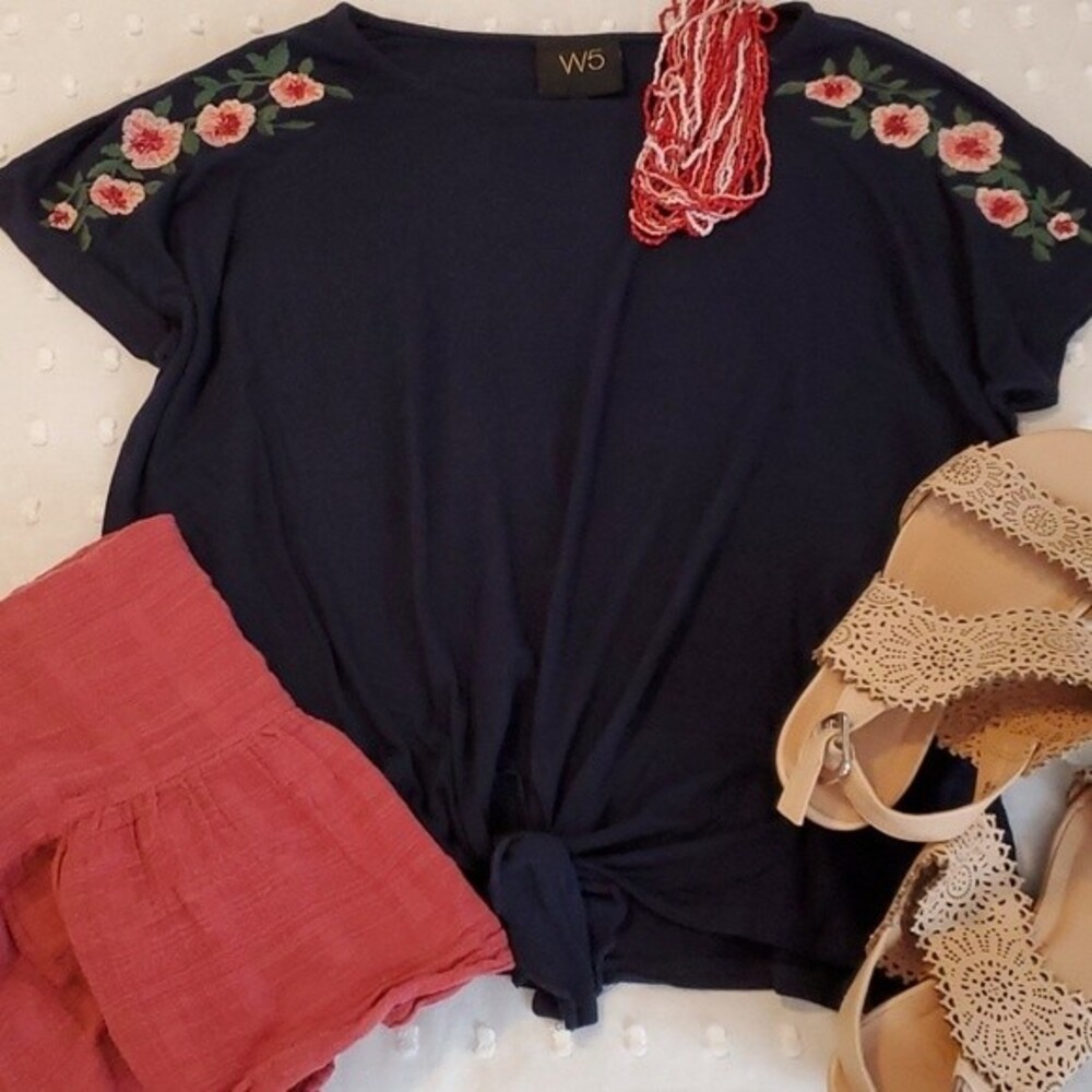 ANTHROPOLOGIE W5 EMBROIDERED NAVY BLUE TIE TOP SIZE MEDIUM CREW NECK TIE FRONT